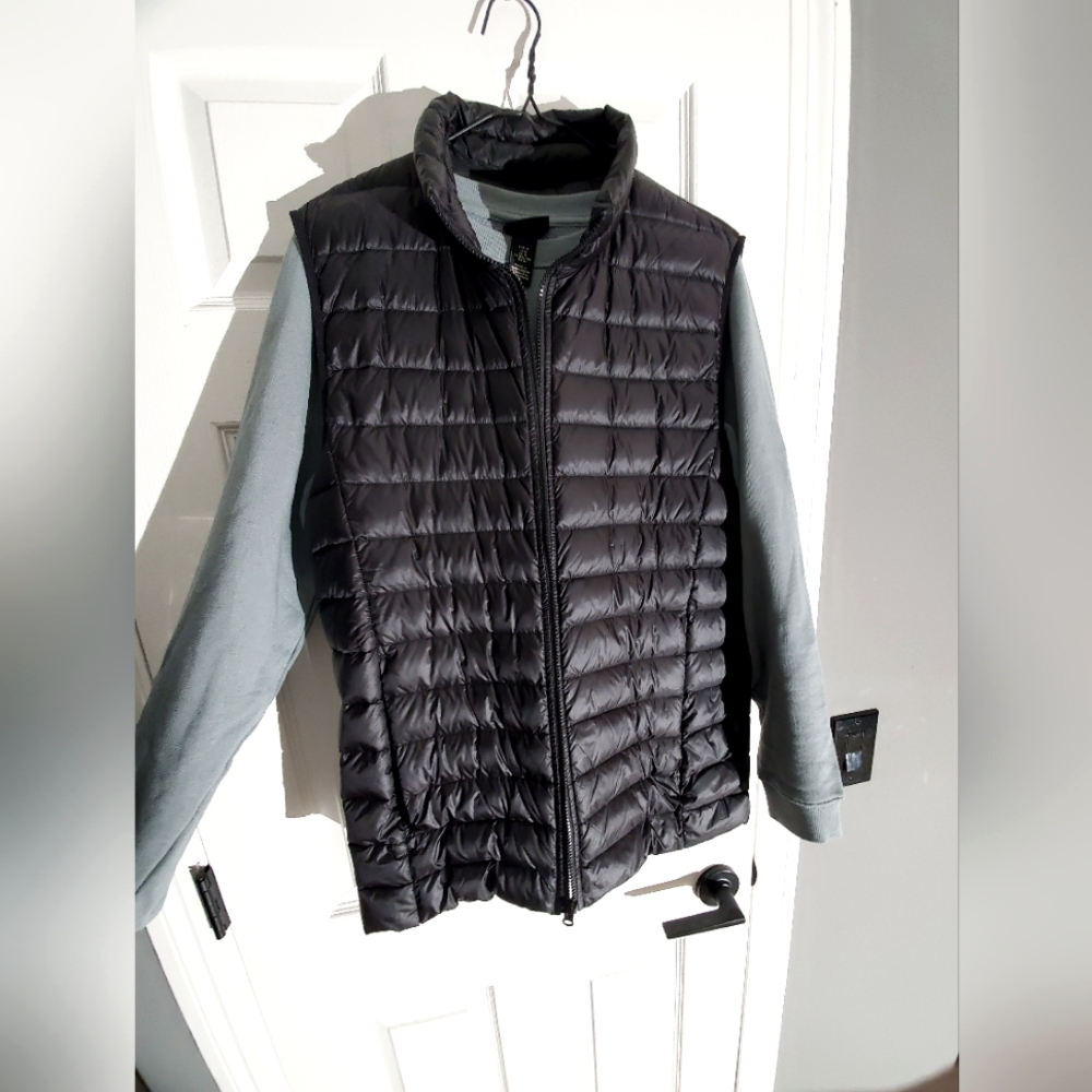 American Eagle zip-up puffer vest